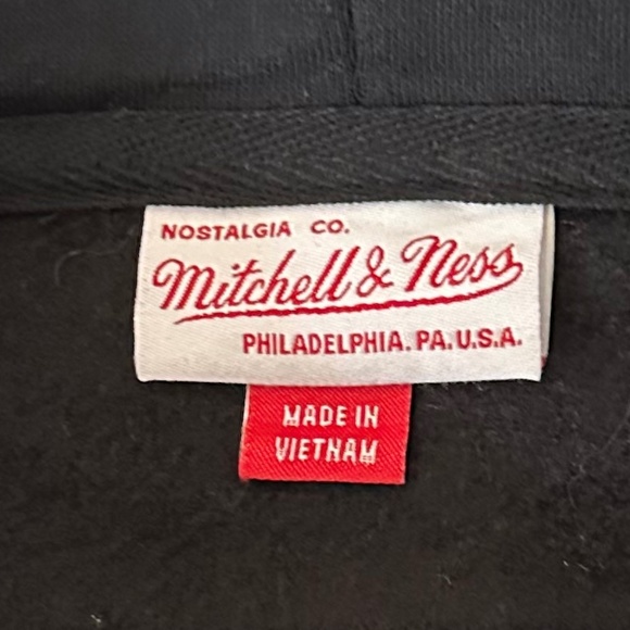 Men's - Mitchell & Ness Toronto Raptors Black & White Logo Sweatshirt - Size 2XL - Picture 9 of 15